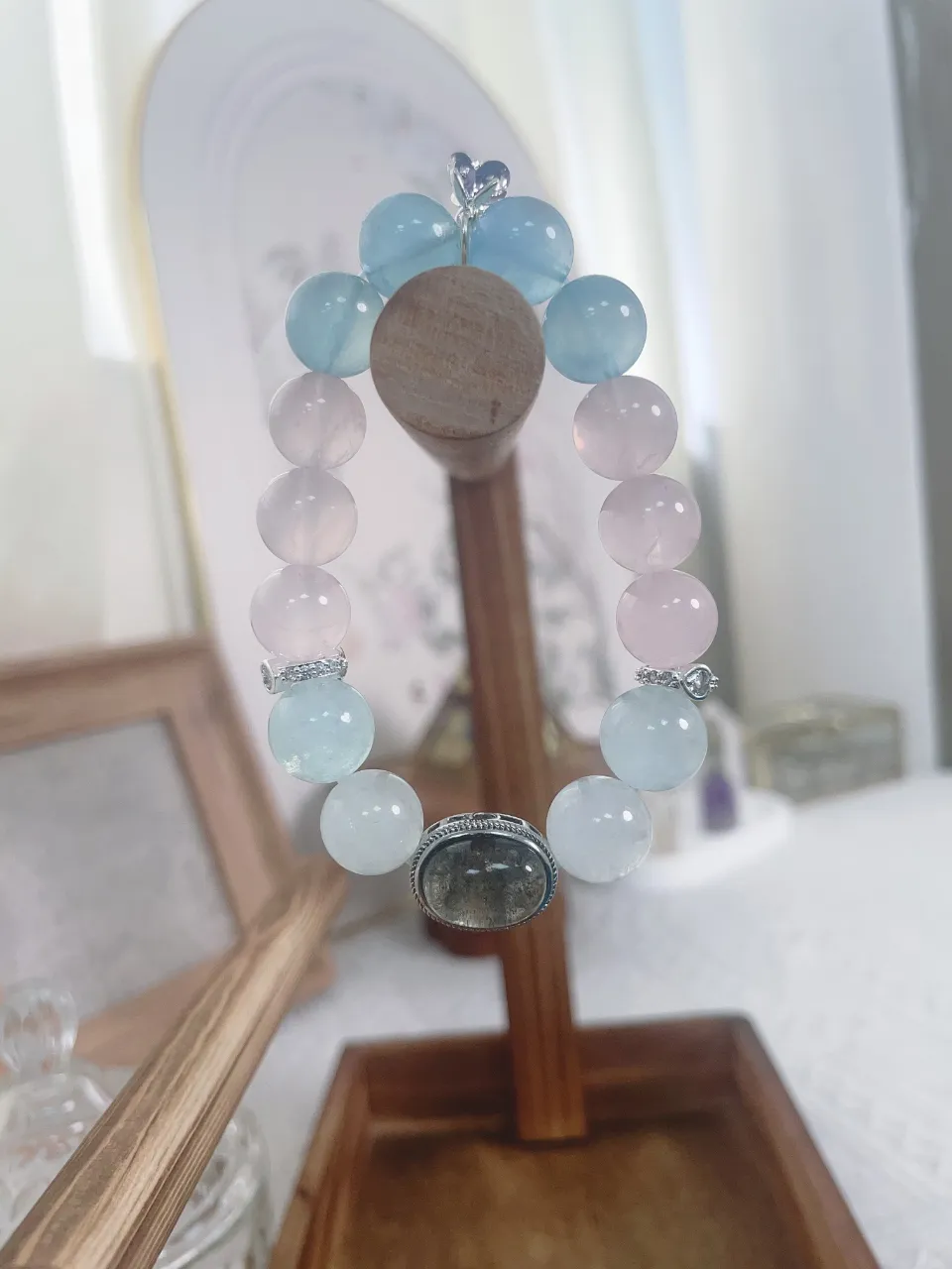 For those lacking water, fire, and wood elements, a customized aquamarine, rose quartz, and green phantom crystal set is the ideal choice. A minimalist yet luxurious gift, perfect for students.