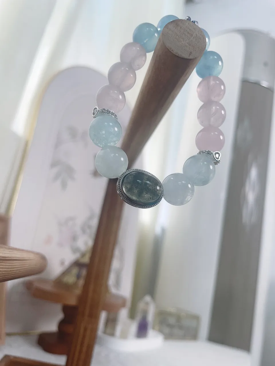 For those lacking water, fire, and wood elements, a customized aquamarine, rose quartz, and green phantom crystal set is the ideal choice. A minimalist yet luxurious gift, perfect for students. 2