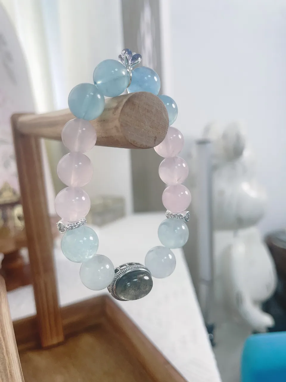 For those lacking water, fire, and wood elements, a customized aquamarine, rose quartz, and green phantom crystal set is the ideal choice. A minimalist yet luxurious gift, perfect for students. 3
