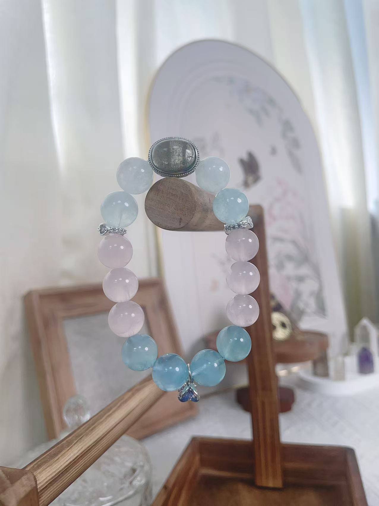 For those lacking water, fire, and wood elements, a customized aquamarine, rose quartz, and green phantom crystal set is the ideal choice. A minimalist yet luxurious gift, perfect for students. 4