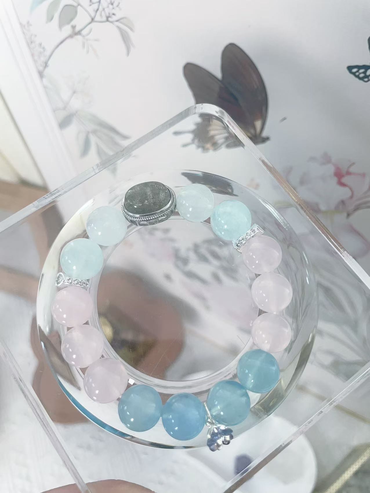 For those lacking water, fire, and wood elements, a customized aquamarine, rose quartz, and green phantom crystal set is the ideal choice. A minimalist yet luxurious gift, perfect for students. 5
