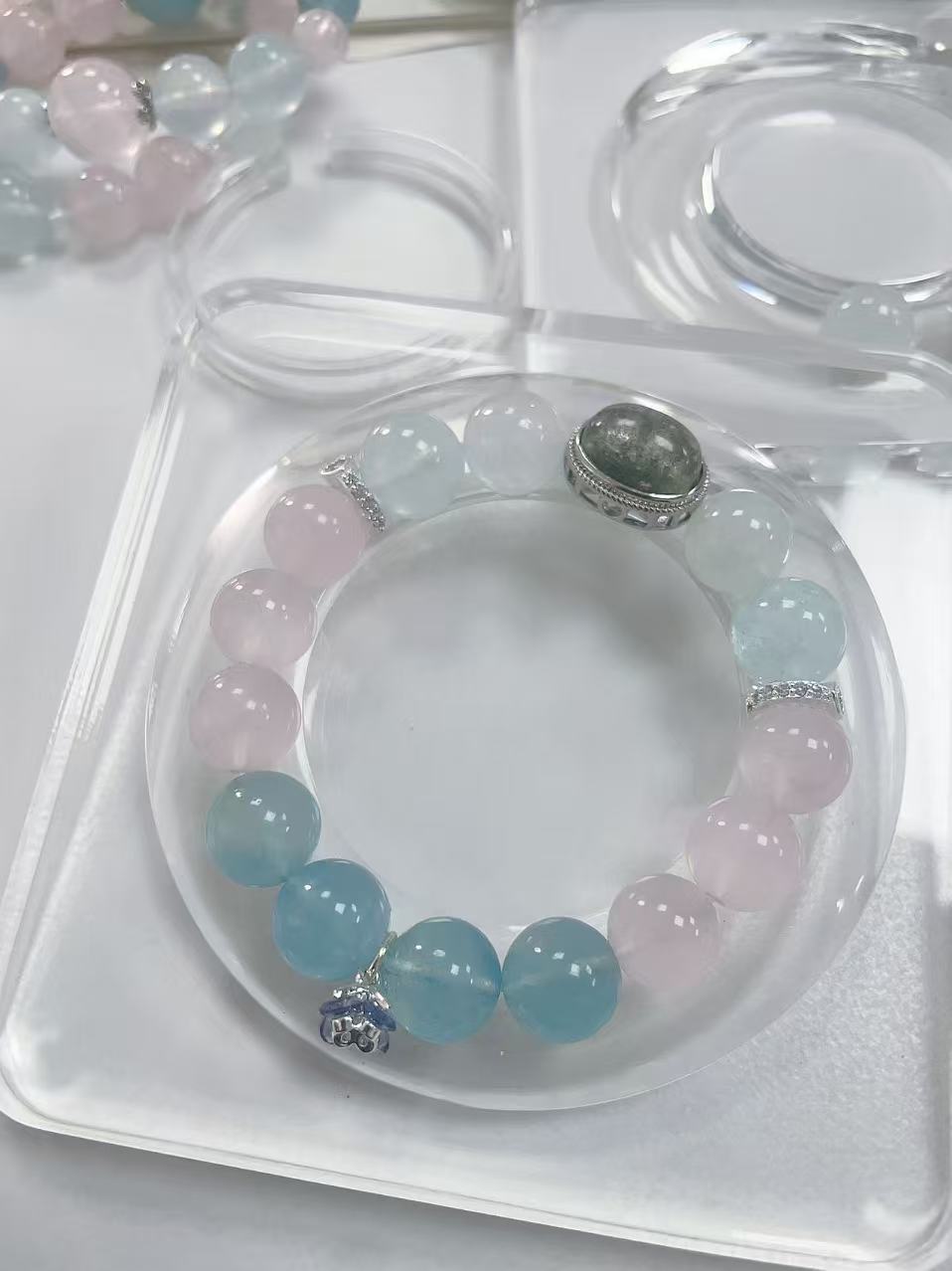 For those lacking water, fire, and wood elements, a customized aquamarine, rose quartz, and green phantom crystal set is the ideal choice. A minimalist yet luxurious gift, perfect for students. 6